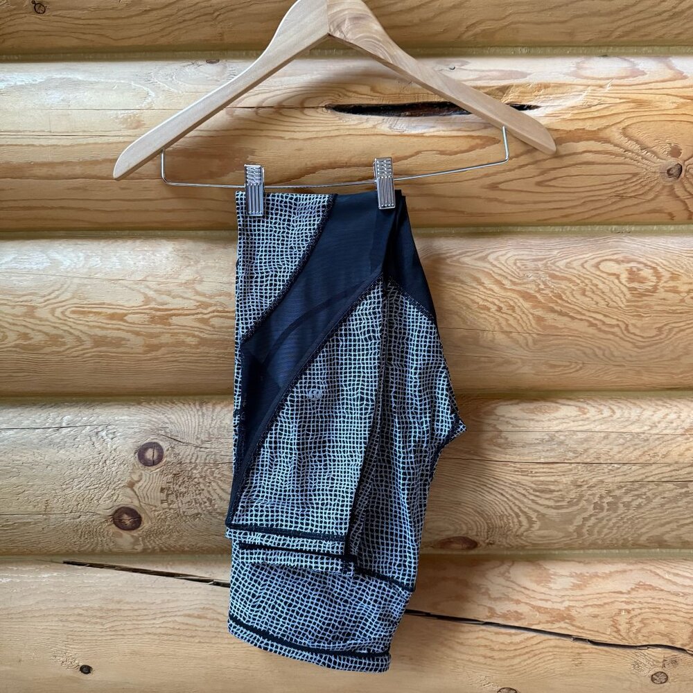 Lululemon Outrun Tight 23" in Fall Net White & Black Print